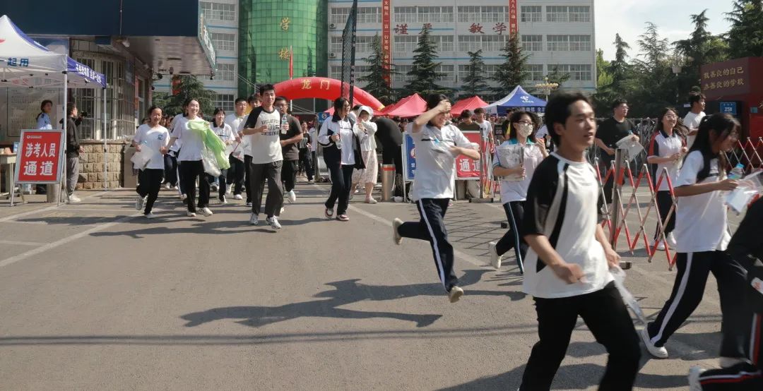 高考落幕，梦想永不谢幕，实验学子们去奔赴下一场山海吧！